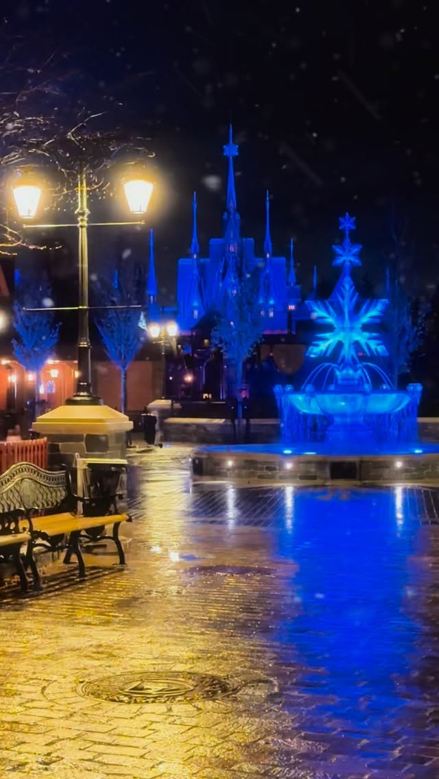 Ce sera donc le 29 mars 2026 que le Parc Walt Disney Studios se métamorphosera en Disney Adventure World avec l’ouverture d’Adventure Way, une majestueuse nouvelle avenue principale avec ses animations, son attraction inédite inspirée du film d’animation des Walt Disney Studios « Raiponce », 14 nouveaux points de restauration ainsi qu’un immense lac, appelé Adventure Bay et un spectacle nocturne époustouflant. Point d’orgue de cette métamorphose, l’impressionnant nouveau Monde de La Reine des Neiges, offrira une immersion totale au
cœur des films iconiques. Le Royaume d’ Arendelle, recréé grandeur nature, proposera une nouvelle attraction
familiale, un spectacle de jour, une rencontre avec les Reines Anna et Elsa, des interactions avec les célèbres
personnages dont Olaf, développé grâce à des technologies robotiques dernière génération, présenté
aujourd’hui par les équipes de Walt Disney Imagineering, une taverne et des boutiques. Cette extension
monumentale promettra de captiver et d’émerveiller les visiteurs à chaque instant. Rendez-vous donc le 29 mars 2026.
#disneylandparís #reinedesneiges #disneyparis #disneyadventure #worldoffrozen #disneylandfan #disneyfans #disneynews