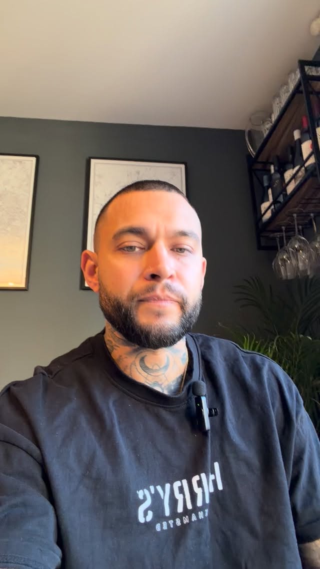 Quick Christmas message from the boss.
Merry Christmas and a happy new year to you all! #berkhamsted #berkhamstedlife #christmas #gym #harrys