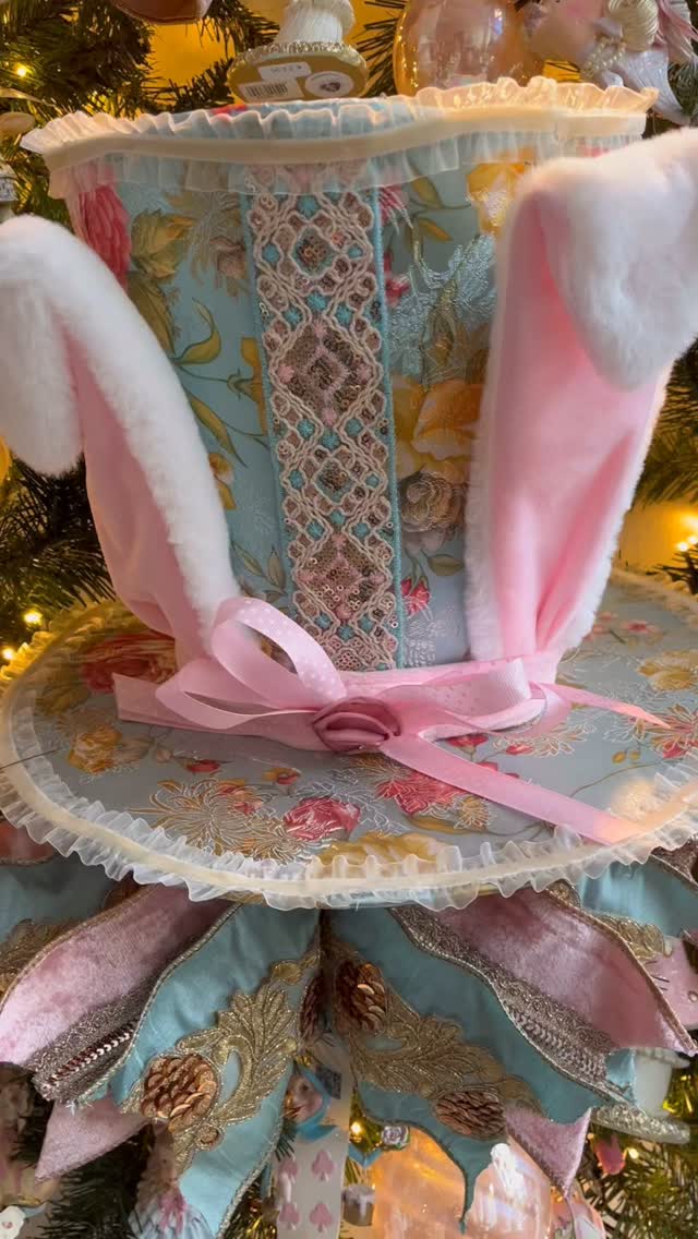 ✨ Welcome to Wonderland! ✨
Deze Alice in Wonderland kerstkrans zit vol unieke kerstdecoratie, en alles wat je ziet is te koop bij ons in de winkel! Voeg een magische, speelse twist toe aan jouw feestdagen. 🎄🫖🐇
#ladimee #kerstdecoratie #feestdagen #interieurinspiratie #gezelligheid