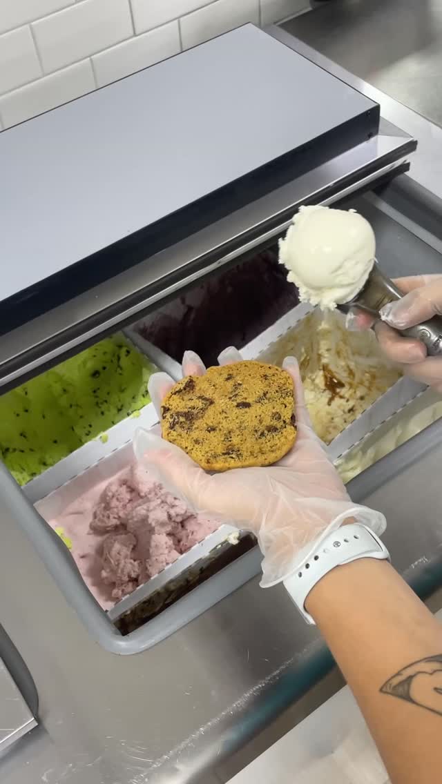The ultimate sweet duo! 🍪✨ Freshly baked chocolate chip cookies hugging our dreamy ice cream for the perfect bite. 🤤❤️ It’s love in every bite!
#ILoveTastyToucan #IceCreamMagic #CookieSandwichBliss #ChipwichPerfection #KentIslandEats #MadeInMD #SweetEscape 🤤❤️ #ilovetastytoucan #icecream #chocolatechipcookie #cookiesandwich #icecreamsandwich #chipwich #peaceofcakemd #kentisland #madeinmd