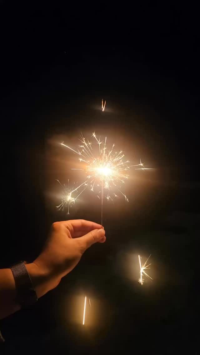 Ein grosses Merci an das Jahr 2025.
Viele neue Bekanntschaften, viele tolle Projekte, viele Kurse, viele Events – und vor allem so vieles, was ich vor einem Jahr nie für möglich gehalten hätte.
Und genau so soll es sein.
In jedem Jahresanfang steckt diese besondere Vorfreude, weil klar ist, dass vieles passieren wird, womit wir nie gerechnet hätten.
Was aus dem 2026 wird, weiss ich nicht. Aber ich freue mich schon jetzt darauf, es gemeinsam mit euch herauszufinden.
Auf ein tolles 2026 ✨
#fibreatelier
#welcome2026❤️