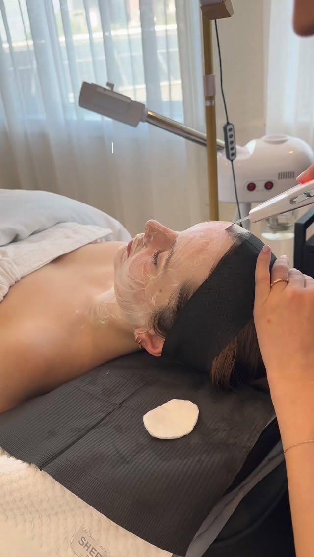 Ultrasonic spatula, what it is? What does it do? Is it a myth?
Does it penetrate into the dermis? No it definitely doesn't. ❌
Does it remove residual debris and sebum? Yes! ✅
How does it work?
Using high frequency sound waves, the waves create tiny bubbles in the water on the skins surface. These bubbles rapidly form and instantly collapse.
📍524 Glenferrie Rd, Hawthorn
📞 0466 034 938
🖥️ www.pristinepores.com.au
•
•
•
•
#skin #skinclinic #melbourne #pristinepores