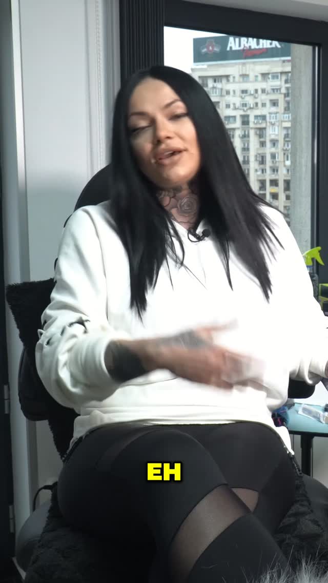 🎤 MC Anuryh – Tattoo Collector
👉 „Primul tatuaj e doar începutul…”
Pentru unii, tatuajele sunt accesorii. Pentru alții, sunt borne pe drumul vieții.
MC Anuryh ne povestește cum a ajuns de la primul tatuaj „de început”… la peste 15 tatuaje care îi spun povestea. Și nu se oprește aici.
🖤 Fiecare tatuaj are o semnificație aparte, legată de un moment, o etapă, o transformare.
Nu a fost niciodată despre „hai să mă umplu repede”, ci despre evoluție – spirituală, personală, artistică.
„În fiecare an apar tatuatori noi, idei noi, stiluri noi, tehnici noi… și vreau să le explorez pe toate. Tatuajele mă fascinează.”
Pentru ea, tatuajele nu sunt întâmplare. Sunt identitate. Sunt felul în care își pune amprenta asupra propriei povești.
🔥 Vezi interviul complet doar pe tat-too.tv – locul unde arta tatuajului prinde viață.