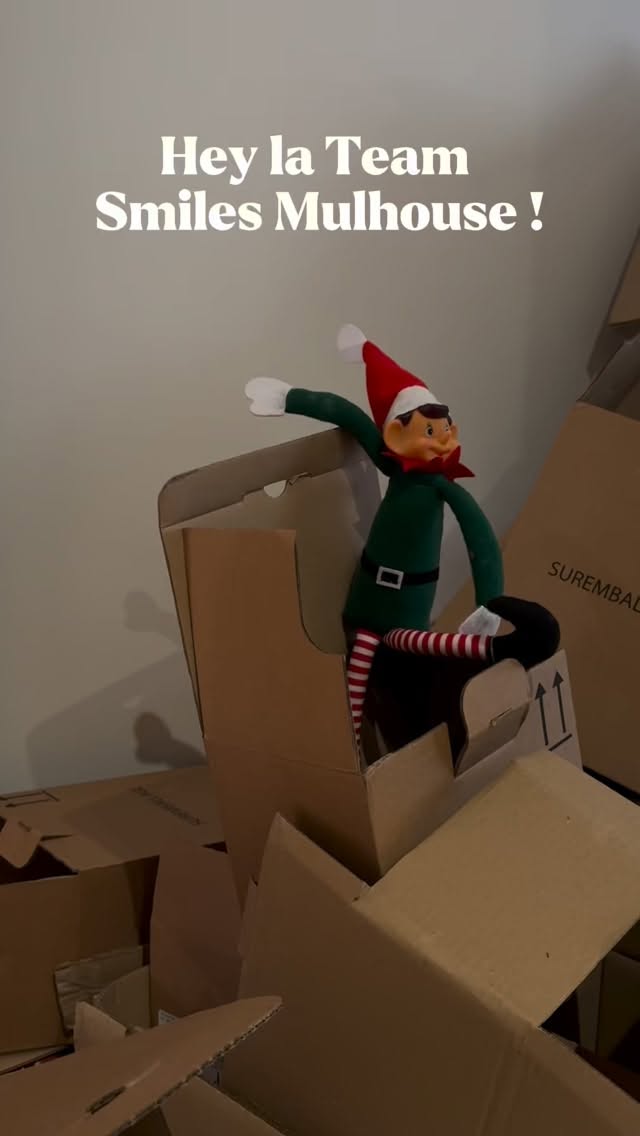 ✨ C’est l’heure de décorer !
Noël approche et notre lutin farceur est là pour ajouter… un peu d’humour à la déco ! 😄🎄
Stay tuned, ça promet !
#SmilesMulhouse #Orthodontie #DécorationNoël #LutinFarceur #Noël2025 #AmbianceCabinet #ChristmasVibes #TeamSmiles #MagieDeNoël #FunAtWork