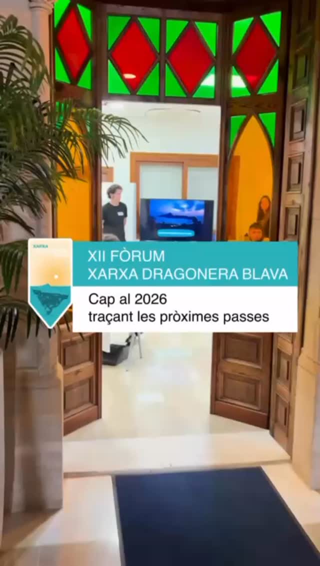 Ens tornam a trobar al Fòrum Xarxa Dragonera Blava! 🌊
En aquest fòrum hem tornat a trobar-nos amb l'energia col·lectiva, han sortit idees fresques i, sobretot, ganes de continuar construint una governança participativa més forta i transformadora.
En aquest dotzè fòrum no sols varem compartir l'evolució del disseny de la campanya de difusió de la regulació de la velocitat de les embarcacions, sinó que també varem projectar amb il·lusió el 2026! A través de dinàmiques participatives es varen traçar les principals línies d'acció pel 2026 que la XDB vol impulsar!
Gràcies al suport de @agriculturagoib i @ajandratx.
.
.
¡Otro Foro más de la Xarxa Dragonera Blava! 🌊
En este foro nos hemos vuelto a encontrar con la energía colectiva; han surgido ideas frescas y, sobre todo, ganas de seguir construyendo una gobernanza participativa más fuerte y transformadora.
En este duodécimo foro no solo compartimos la evolución del diseño de la campaña de difusión de la regulación de la velocidad de las embarcaciones, sino que también miramos con ilusión hacia 2026. A través de dinámicas participativas se trazaron las principales líneas de acción para 2026 que la XDB quiere impulsar.
Gracias al apoyo de @agriculturagoib y @ajandratx.