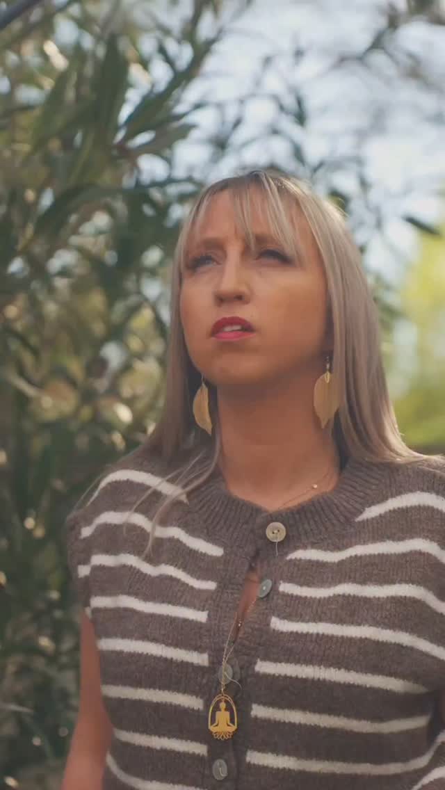 On ne parle jamais assez de ce qui fait vraiment mal dans un changement...
Ce n’est pas la nouveauté,
Ce n’est pas le lâcher-prise,
Ce n’est même pas la peur!
Le plus dur…
c’est d’accepter la part de toi que tu ne voulais surtout pas voir!
➡️ Cette part qui te renvoie à ton histoire...
À tes blessures, à ta famille, aux comportements que tu as juré de ne jamais reproduire!
Moi, ça m’a frappée comme une claque!
Les fois où je me suis surprise à agir comme ma mère…
alors que j’avais construit toute ma vie pour ne pas lui ressembler.
Et pourtant… j’avais bien ce legs familial.
Cette manière d’utiliser la colère pour être entendue...Bullshit💥
▶️ Ça ne marchait pas.
▶️ Ça m’épuisait.
▶️ Ça me blessait.
▶️ Ça blessait les autres.
Alors j’ai arrêté de fuir!
Je l’ai regardée en face, je l’ai nommée, je l’ai acceptée.
Et j’ai compris un truc fondamental :
Je peux choisir ce que j’en fais.
Aujourd’hui, cette même colère ne me sabote plus!
▶️ Elle me prévient.
▶️ Elle me guide.
▶️ Elle me donne du courage.
▶️ Elle m’aide à poser mes limites, à dire non, à me respecter, à ne plus me sacrifier...
📢 On ne guérit pas en supprimant des parts de soi.
On guérit en apprenant à les apprivoiser…
et à les transformer✨️
👉 Et toi… qu’est-ce que tu aimerais faire évoluer aujourd’hui ?
Qu’est-ce qui t’a servi un temps… mais qui te bloque à présent ?
👉 Si ça te percute, enregistre-le. Tu reviendras quand ça piquera trop fort.
#croyance #travailsursoi #libérationintérieure #héritagefamilial #colère