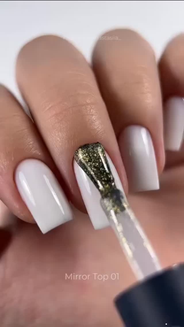 Collection of decorative tops without a sticky layer with micro-particles of glitter and flakes that create a pearly shine.Forget about rubbing in powders, because with just one bottle of this top you will fall in love with the effect of a color shift on the nails.
Something that is definitely buys you time