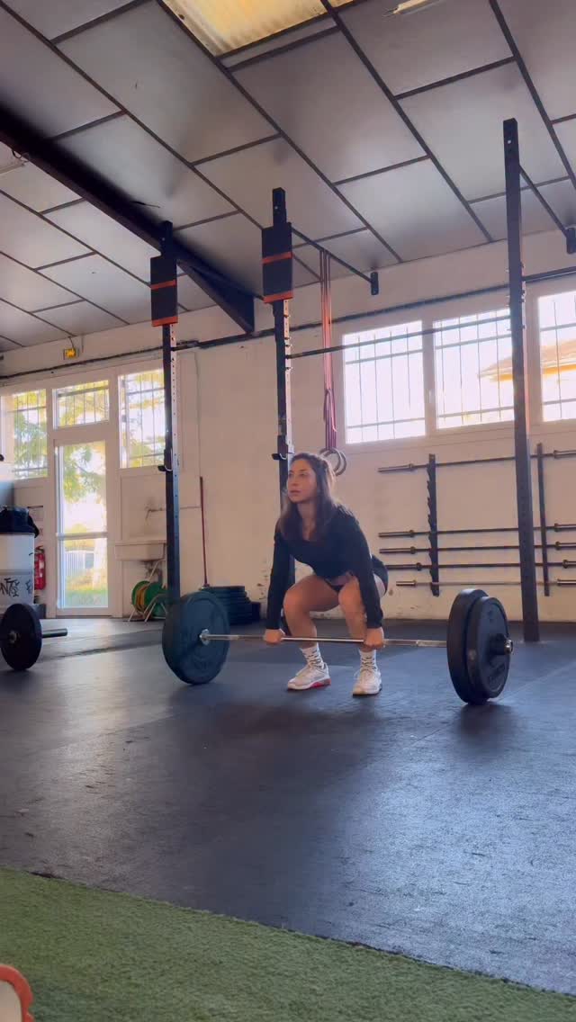 Quand tu es sportive, ton corps dépend des électrolytes pour fonctionner correctement. Ils sont indispensables à la contraction musculaire, à la transmission nerveuse, à l’hydratation cellulaire et à la récupération. À chaque entraînement, tu en perds par la transpiration et l’activation métabolique. Boire uniquement de l’eau ne suffit pas et peut même accentuer les déséquilibres.
En déficit calorique, le problème est amplifié. Tu manges moins, donc tu consommes moins de minéraux, alors que tes besoins restent élevés. Le glycogène baisse, le stress hormonal augmente et le corps retient moins bien l’eau dans le muscle. Résultat fréquent : fatigue, baisse de performance, crampes, sensation de jambes vides.
Électrolytes, rétention d’eau et cellulite
La rétention d’eau est souvent liée à un manque ou un déséquilibre en électrolytes, pas à un excès d’eau. Sans sodium, potassium et magnésium suffisants, l’eau reste bloquée sous la peau au lieu d’entrer dans la cellule musculaire. Cela favorise l’aspect gonflé, la lourdeur des jambes et rend la cellulite plus visible, même avec un taux de masse grasse bas.
Un apport adapté en électrolytes permet :
– une meilleure hydratation intracellulaire
– moins de stagnation sous-cutanée
– une peau plus lisse et des tissus plus toniques
– une performance et une récupération plus stables en déficit
En résumé
Si tu es sportive, les électrolytes sont essentiels.
Si tu es sportive en déficit calorique, ils deviennent indispensables pour préserver ta performance, limiter la rétention d’eau et améliorer l’aspect de la cellulite.
👉 Pour t’aider à couvrir tes besoins facilement, j’utilise et je recommande les ÉLECTROLYTES de chez Nutrimea
🎯 Code promo : CORA10
💧 À utiliser autour de l’entraînement ou au quotidien en période de déficit.