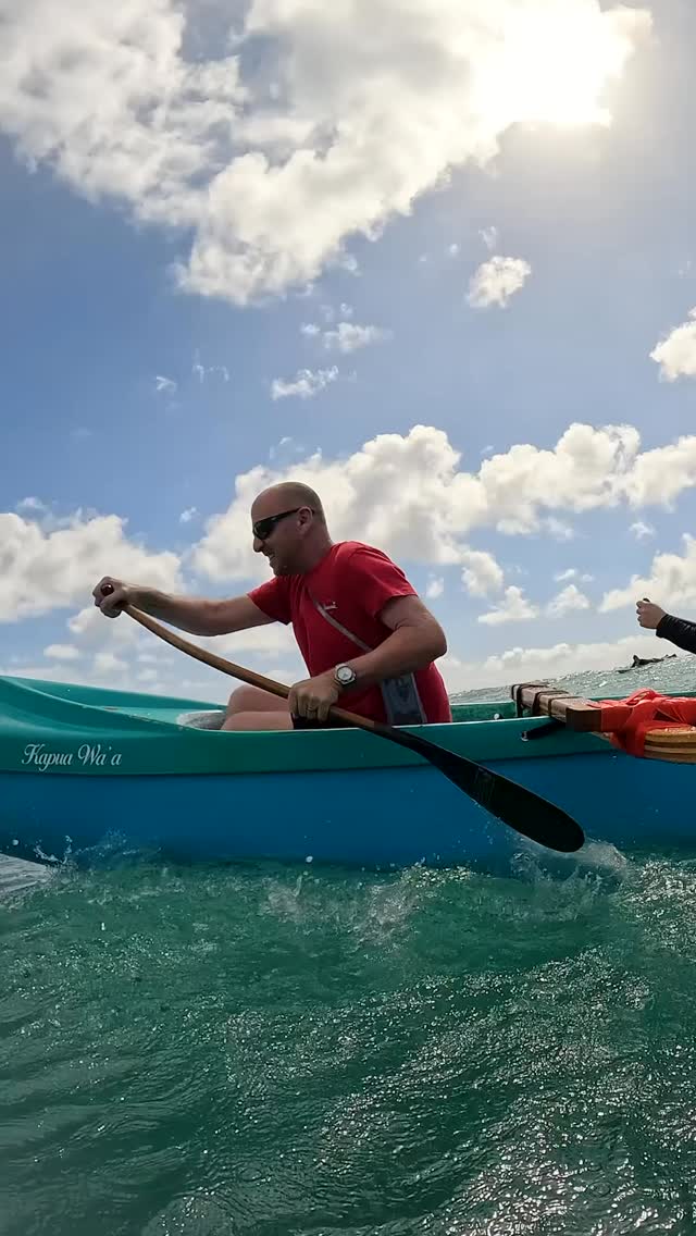 Make sure you go out in the water with your crew on this beautiful Aloha Friday! #kapuawaaexperiences #waikiki #waikiki #outrigger #alohafriday #canoe #luckyweliveinhawaii