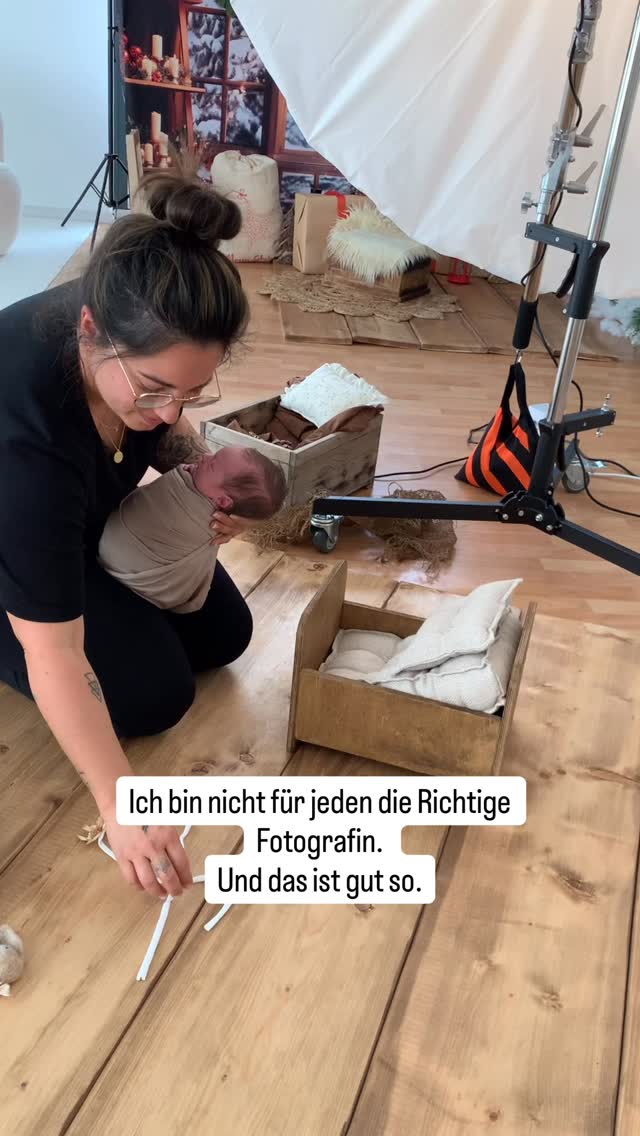 Ich bin nicht die Richtige für alle, weil ich ich bin. Mit Humor, Klarheit, Warmherzigkeit, einer großen Portion Menschlichkeit und einer Art zu arbeiten, die nicht auf Perfektion, sondern auf Verbindung ausgelegt ist. Wer mich bucht, bekommt keine schnelle Dienstleistung, sondern meine volle Aufmerksamkeit, mein Feingefühl, meine Sicherheit im Umgang mit Babys und meinen Blick für das, was zwischen den Menschen passiert.
Und nein ich gehöre nicht zu den Fotografen, bei dem du deinen neugeborenen Shooting und 40 Bilder für 150 € bekommst und das ist keine Arroganz, sondern eine klare Haltung. Ich arbeite nicht im Akkord, ich produziere keine Massenware und ich möchte auch niemanden anziehen, der „mal eben schnell ein paar günstige Fotos“ haben möchte. Die Momente, die ich festhalte, sind zu kostbar dafür. Ein Neugeborenes, das keine Sekunde seines Lebens wieder genauso klein, zart und verletzlich sein wird. Eine werdende Mama, die diesen einen kurzen Abschnitt ihrer Schwangerschaft für immer festhalten will. Eine Familie, die mir das Wichtigste gibt, was sie hat. Das verdient Ruhe, Erfahrung, Zeit und jemanden, der wirklich mit Herz dabei ist.
Ich will mit Menschen arbeiten, die genau das schätzen: Qualität statt Hektik, echte Nähe statt gestellter Momente, Erinnerungen, die bleiben, statt Bilder, die irgendwo im Handy versinken. Und genau deshalb ist es gut, dass ich nicht für jeden passe. Die, die mich wählen, wissen warum. Und genau für diese Menschen mache ich das alles.
love my clients 🧡