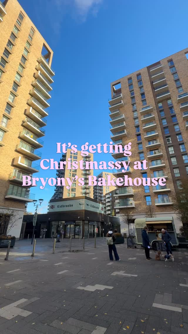 🎅🏼🍪🎄We’re getting in the Christmas spirit already and have opened up LOCAL Christmas Eve delivery slots for these Christmassy sweet treats 🫶
Imagine a Christmas Eve delivery of these delicious bakes to enjoy over Christmas!
Head to the website www.bryonysbakehouse.com (link in bio) to place your order now!
#hithergreen #greenwich #bromley #blackheath #lewisham #cinnamonswirl #sugarcookies #christmascookies #christmassygarcookies #triplechocbrownies #christmasbaking #sweettreat