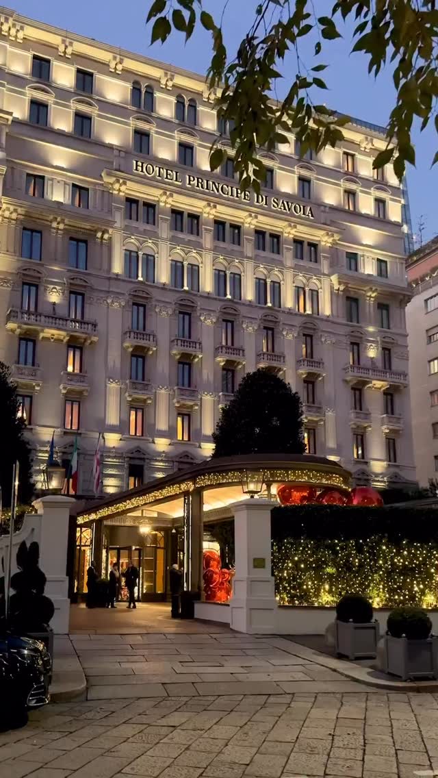 Beautiful festive decorations at @principesavoia 🎄✨
#frenchquartermagazine #chiclivingstyle #beautifuldestinations #festiveseasonbegins❤️