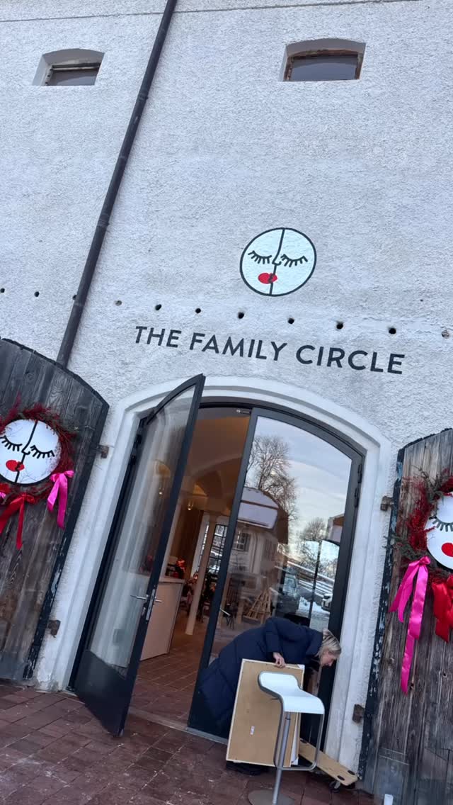 @the_family_circle Moments✨
Tegernsee, du warst ein Highlight mit vielen Live-Personalisierungen & schönen Gesprächen.
*werbung
#familycircle
#familycircleevent
#tegernsee
#tegernseeliebe
#eventrecap
#eventvibes
#makersgonnamake
#handmadebusiness
#personalisiertegeschenke
#livepersonalisierung
#lexismanufaktur
#manufakturliebe
#creativecommunity
#popupstand
#designmarkt
#weihnachtsmarktvorfreude
#smallbusinessgermany
#geschenkideen2025
#uniquegifts
#interiorliebe