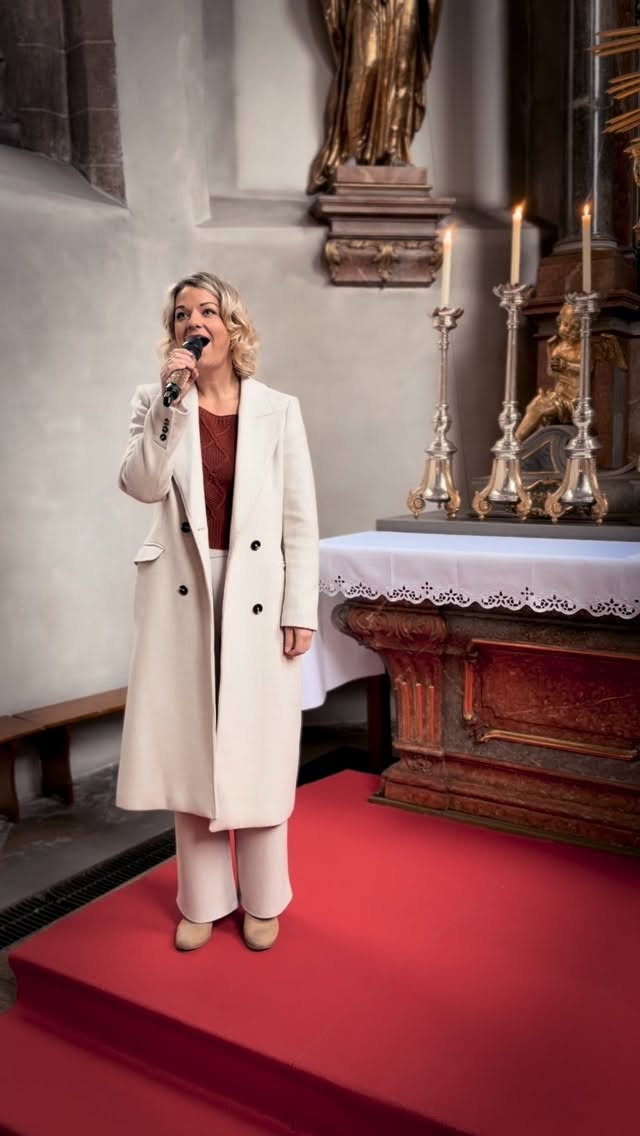 Ave Maria von Bach-Gounod zum ✨ 4. Advent ✨ aufgenommen in meiner Heimatkirche 🤍
Diese Aufnahme widme ich von Herzen der Gewinnerin meines Gewinnspiels @flyhigh.dz , die sich dieses Stück gewünscht hat: Herzlichen Glückwunsch und viel Freude damit 🥰
Gleichzeitig möchte ich allen einen gesegneten vierten Advent wünschen.
Ich hoffe, dass die letzten Tage vor Weihnachten für euch nicht nur von To-do-Listen, sondern auch von Entspannung und Momenten der Freude erfüllt sind.
Danke meinem liebsten Kamerakind @shiatsu_michl 🫶🏼
Alles Liebe,
eure Tanja
#avemaria #johannsebastianbach #gounod #hochzeitssängerin #weihnachten