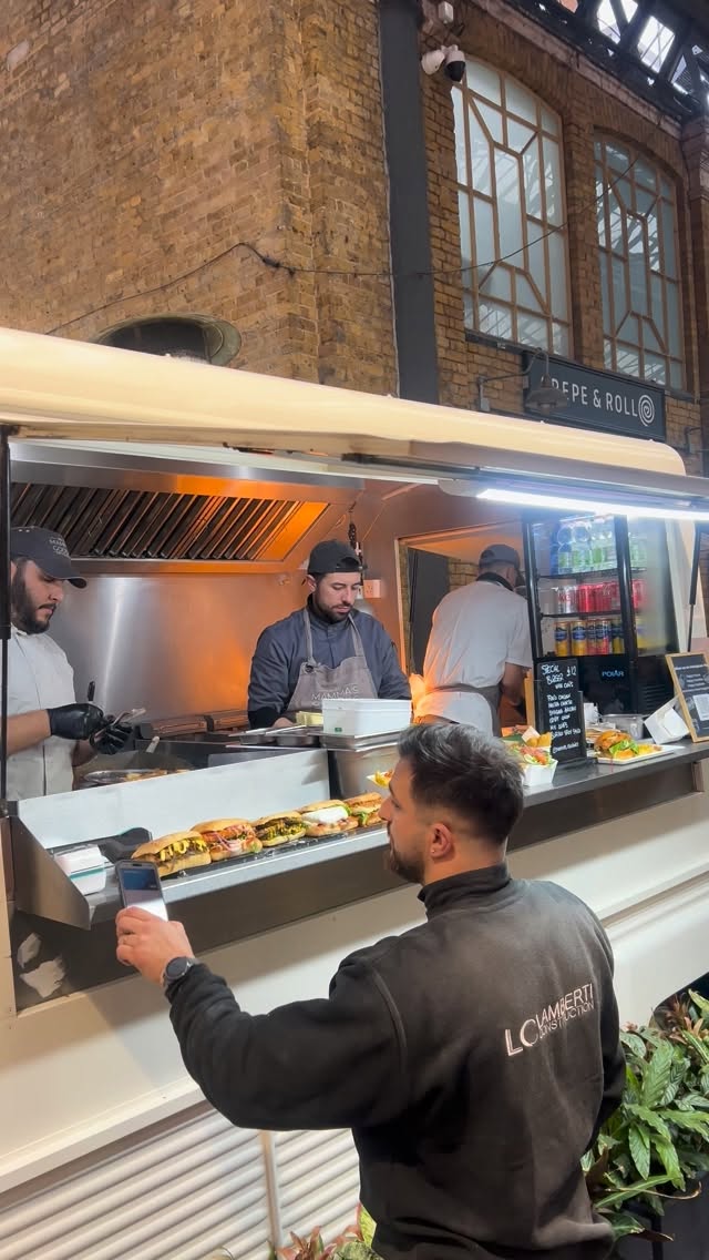 From Italy to Spitalfields 🤍
Fresh, creamy Burrata made to melt hearts
Come taste it or order online 👌
#MammasGoodies #Burrata #ItalianGoodness #LondonEats #SpitalfieldsMarket #FoodReels #CheesePull #OrderOnline