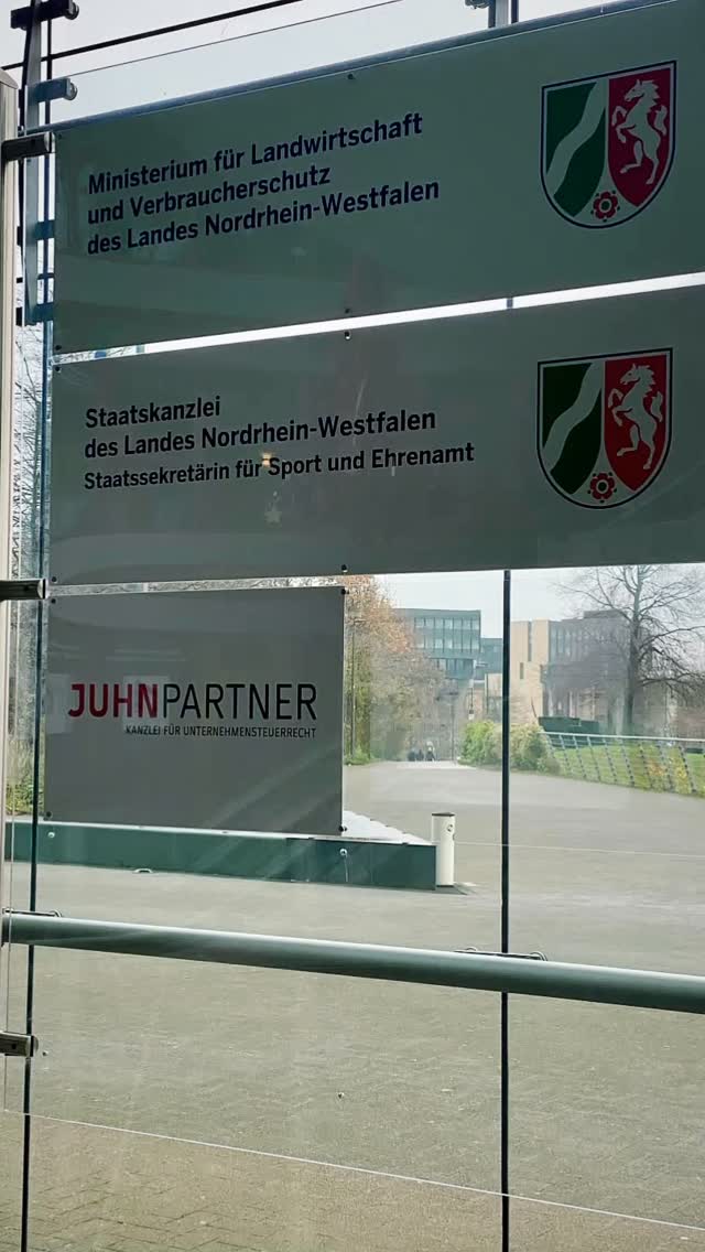 Heute hatten wir die besondere Ehre, im Ministerium für Landwirtschaft und Verbraucherschutz NRW im Rahmen des Orange Day einen Selbstverteidigungskurs zu geben.
Gewalt gegen Frauen ist ein wichtiges Thema und es bedeutet uns viel, als Sport-In Düsseldorf unseren Beitrag zu leisten.
Mega Energie, tolle Teilnehmerinnen, richtig starke Stimmung.
Danke an alle, die dabei waren und so engagiert mitgemacht haben.
Großes Dankeschön auch an @ruedi_n für die starke Unterstützung. @hormoz_66 @gracie_jiujitsu_dus #orangeday #gewaltgegenfrauen #selbstverteidigung #selbstverteidigungfürfrauen #verein #düsseldorf #family #derendorf #nrw