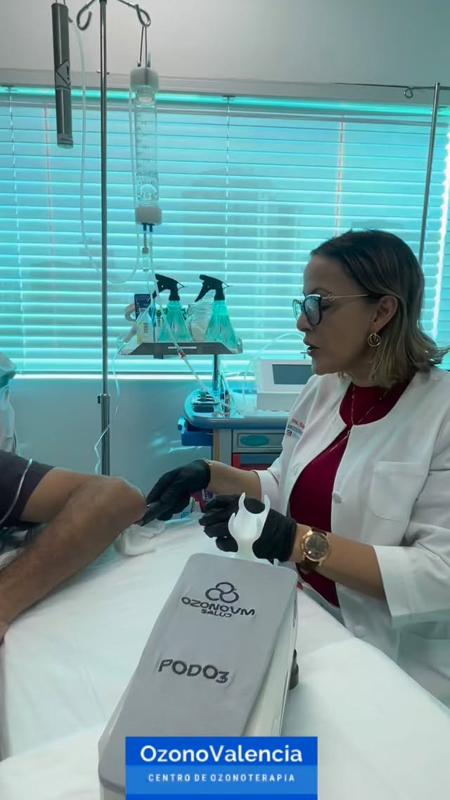 Hoy en Ozonovalencia utilizamos nuestro nuevo equipo de ozonoforesis, una tecnología avanzada que permite llevar el ozono directamente a los tejidos afectados, potenciando su acción antiinflamatoria y analgésica.
En este caso, trabajamos con un paciente que presenta una patología osteomuscular, una condición que genera dolor agudo o crónico y limita su movilidad.
La ozonoforesis ayuda a disminuir la inflamación, mejorar la oxigenación de los tejidos y acelerar los procesos de recuperación, ofreciendo bienestar desde la primera sesión.
💙 Tratamiento no invasivo
⚡️ Tecnología de última generación
🦴 Enfocado en dolor agudo y crónico osteomuscular
Tu bienestar merece innovación.
Ozonovalencia – Terapias que transforman.
#Ozonoterapia #Ozonoforesis #DolorOsteomuscular #DolorCrónico #DolorAgudo #Salud #Bienestar #MedicinaRegenerativa #TerapiasComplementarias #SaludIntegral #ValenciaVenezuela #Ozonovalencia #TecnologíaMédica #Fisioterapia #DolorLumbar #RecuperaciónFuncional #SaludYBienestar #TerapiasAvanzadas #Inflamación #DolorArticular #ClínicaEnValencia #TerapiaConOzono #rehabilitación