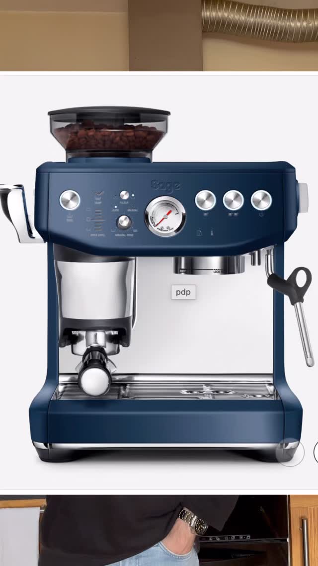 GEAR & SETUP, ep 02 - CHRISTMAS COFFEE MACHINE
Tu hésites entre une machine “wahou”, une machine pratique… ou une machine vraiment utile ?
Voici la réalité, sans bullshit
La Marzocco Linea Mini – 5 500 €
➡️ Qualité exceptionnelle, mais machine de pro.
Sans expérience + sans moulin = frustration garantie.
Une Ferrari sans permis.
Sage Express Impress – ~800 €
➡️ Le meilleur compromis du marché.
Moulin intégré, vrais réglages, progression rapide.
Tu apprends, tu comprends, tu fais du bon café.
C’est LA machine pour 90 % des gens.
Delonghi – ~500 €
➡️ Pratique, rapide, mais très électronique.
Peu de contrôle, pannes fréquentes, réparations chères.
Smeg Espresso – ~450 €
➡️ Très jolie.
Café moyen.
Objet de deco, rien d’autre
Mon verdict pour Noël ?
Si tu veux un cadeau utilisé tous les jours, qui fait progresser et qui fait vraiment plaisir :
Sage Express Impress, sans hésiter.
#onecupatadiviso
#specialtycoffee #gear #coffeeaddict #coffeeculture #brewing