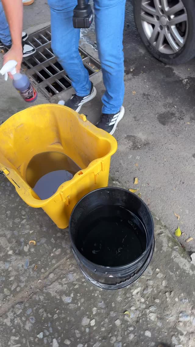 ✨ ¿5 minutos? ¡Suficiente para dejar tu carro como nuevo con B-MAX! ✨
Estos son los 4 productos que hacen la magia:
🔹 M7 Desengrasante: El más poderoso. Limpia motores, latonerías, llantas y más. Saca grasa y manchas al instante.
🔹 Morita Brillallantas: Brillo top, cero grasa, aspecto nuevo y llantas humectadas.
🔹 Teflón B-MAX: Lavado en seco de motores. Acabado mate hermoso, no daña mangueras ni conduce electricidad.
🔹 Shampo Naranja: Rápido, efectivo, con cera de brillo y pH neutro. Lava y brilla sin restregar.
🚗💨 B-MAX: resultados profesionales en minutos.
#Bmax #DetailingColombia #CarCare #AutoDetailing #BrilloPerfecto #CarWashLife