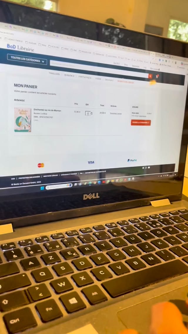 ✨ Et si ce livre tombait entre TES mains, maintenant ?
Si tu te sens souvent fatiguée sans trop savoir pourquoi.
Si tu donnes beaucoup, tout le temps.
Si tu as parfois l’impression que la parentalité te demande plus que ce qu’elle te rend…
Alors ce livre est pour toi.
Enchanter sa vie de maman est né pour accompagner les femmes dans une parentalité moderne exigeante,
celle qui nous pousse à réussir sur tous les fronts,
souvent au prix de nous-mêmes.
Ce n’est pas un livre de plus à “bien faire”.
C’est un livre pour alléger, respirer, retrouver de la clarté.
Une autre voie : plus douce, plus lucide, plus humaine.
🎉 Annonce officielle : le livre est commandable. 📚✨
Chez ton libraire, sur lafnac.com, cultura.com (bientôt Amazon).
👉 Lien en bio pour commander.
Si tu cherches un livre qui te parle vraiment,
qui t’accompagne sans te juger,
et qui t’aide à redevenir la maman que tu veux être — sans culpabilité…
Alors c’est peut-être celui-là. 💛
#equilibredevie #mamandebordee #inspirationmaman