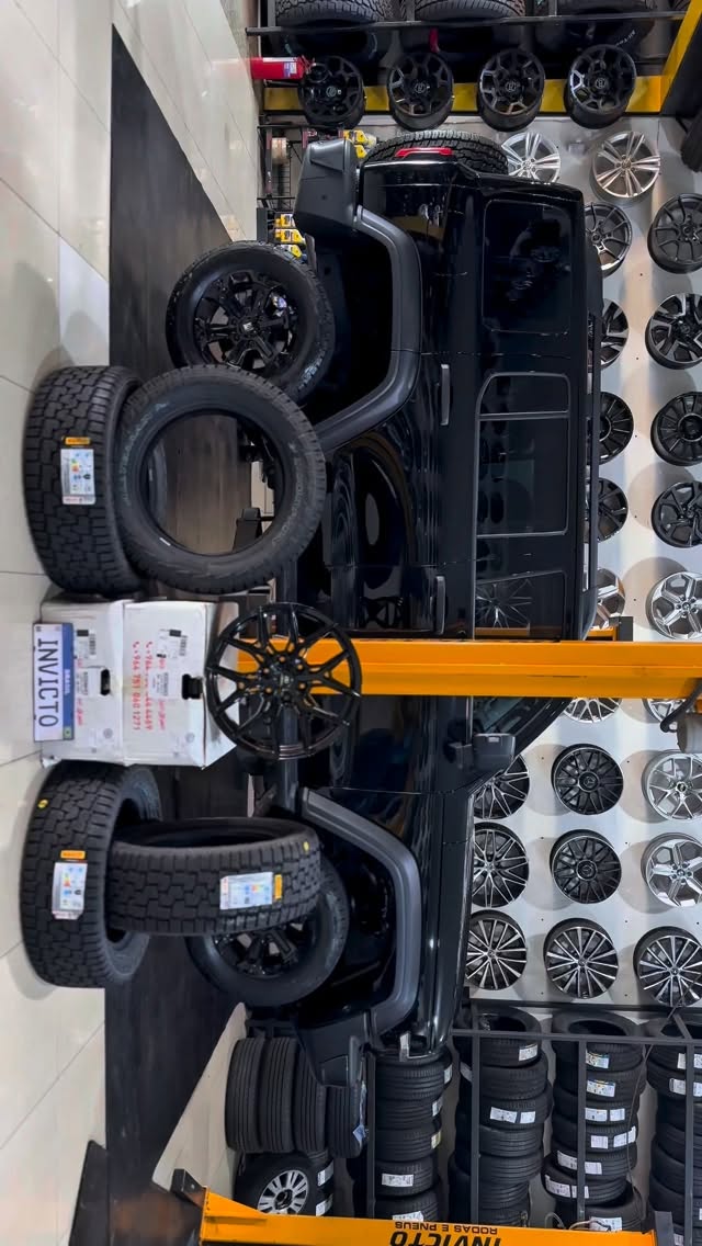GWM TANK 300 – 2025
🛞 Pneu Pirelli Scorpion All Terrain Plus
• Medida: 275/55 R20
• Índice: 113T – Letra Branca
• Etiqueta: E/E (73 dB)
➡️ Robustez, tração e visual off-road sem abrir mão do conforto.
🛞 Roda Presenza PRZ1673 Black Gloss
• Medida: 20x9,5
• Furação: 6x139,7
• Offset (ET): 0
• Cubo (CB): 100,1 mm
➡️ Design marcante com presença forte e acabamento premium.
🔧 Serviços Realizados
• Alinhamento
• Balanceamento
• Porca de roda preta
📍 Invicto Rodas e Pneu
📞 (16) 3771-2800
#InvictoRodasEPneu #GWMTank300 #Presenza #Pirelli #OffRoad #4x4 #Tank300