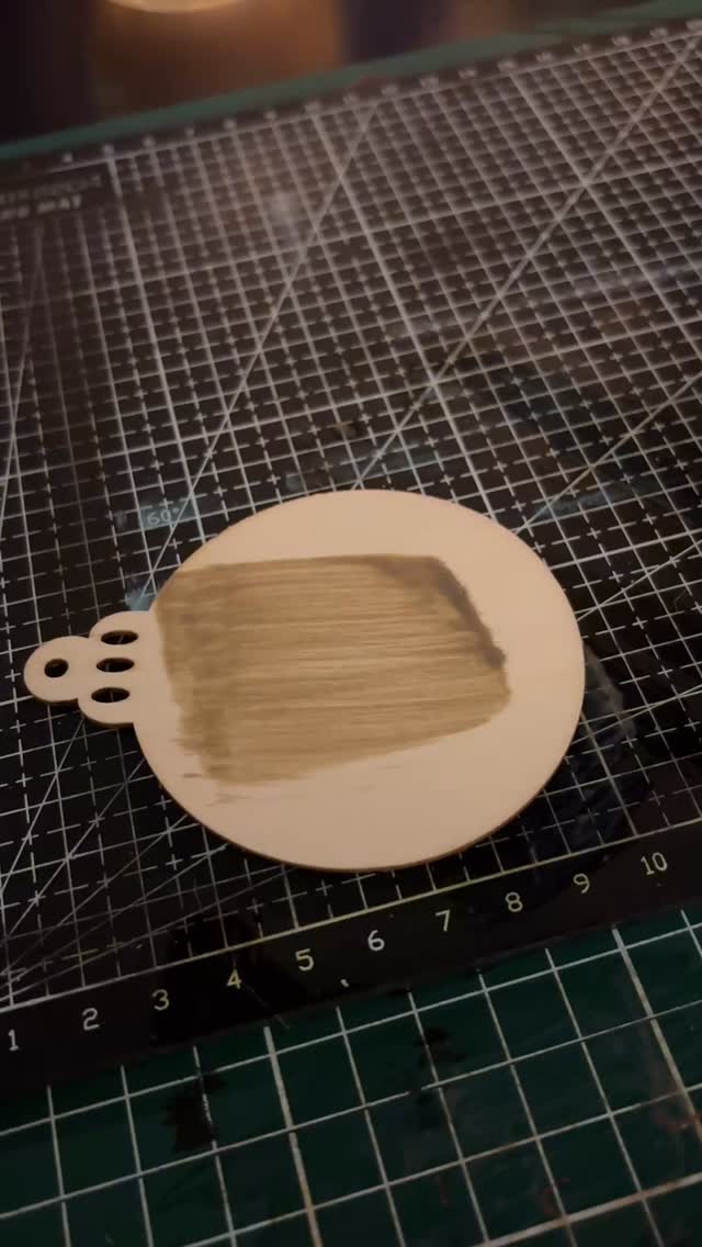 La Fabrique Joyeuse est à fond pour terminer l’année ! 💪🏻
On donne tout pour le marché de Noël de samedi & alimenter la boutique en ligne : réassort de linogravures en rupture de stock, quelques nouvelles paires de créoles et de jolies personnalisations spéciales petite idées cadeaux de dernière minute à glisser sous le sapin 🤗🥰
#linogravure #linocut #illustration #personnalisationnoël #idéecadeau #cadeaudenoel #bijoux #creatricedebijoux #bouclesdoreille #faitmain #faitmainavecamour #petitecreatrice