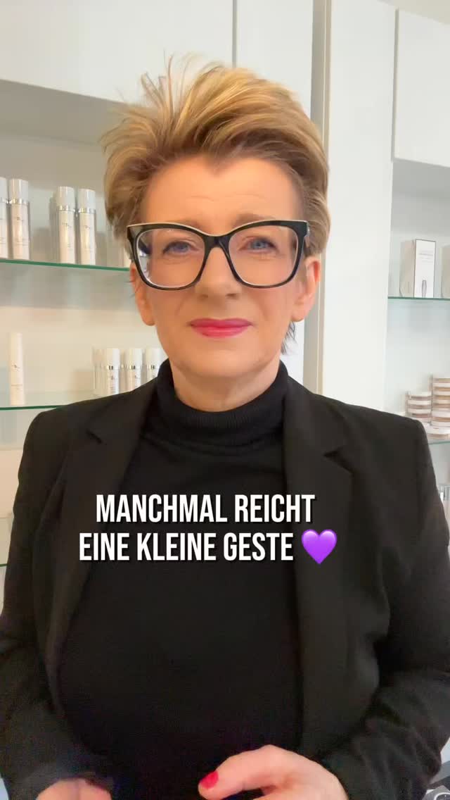 Manchmal gibt es Menschen, die uns im Alltag auffangen, ohne dass sie es überhaupt merken.
Für diese kleinen Momente wollte ich etwas
teilen...
weil ein einfaches „Danke“ oft so viel bedeutet.
Es braucht nicht immer ein großes Geschenk.
Manchmal reicht eine kleine Geste — etwas, das jemanden durch den Winter begleitet, etwas, das Wärme schenkt, ohne Worte ☺️
Wenn du jemanden hast, dem du gerne eine Kleinigkeit schenken möchtest: Ich helfe dir gerne dabei.
#kleinegesten #dankbarkeit #care4you #wertschätzung #beautytips #lippenpflege