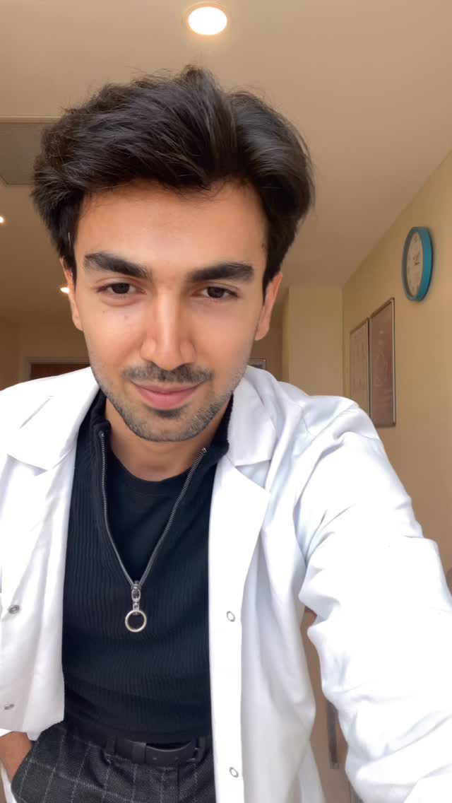 - En sık duyduğum bu 3 şey ve çoğunun ortak noktası genellikle benzer ve basit. Açıklamaya sorunlara ilişkin birkaç ipucu bıraktım. Sende hangisi mevcut?
1. Şişkinlik, çoğu zaman sadece ‘ne yediğimizle’ değil; nasıl nefes aldığımız, nasıl yaşadığımız, gün içinde nasıl hareket ettiğimiz ve sindirim sistemimize nasıl bir ritim sunduğumuzla da bağlantılı bir döngüdür. Hızlı yemek, düşük su tüketimi, stres, uykusuzluk, bağırsak bakterilerindeki dengesizlik ve hatta gün boyu biriken gerginlik bile karında baskı ve doluluk hissine neden olabilir. Çözümü ise; yavaş yiyerek sindirime alan açmak, su tüketimini gün içine yaymak, lif dengesini korumak, probiyotikleri desteklemek, kafein–şeker dalgalanmalarını azaltmak ve her gün en az 10–15 dakikalık hafif bir hareketle bağırsaklara “devam et” sinyali göndermektir. Unutma; sindirim sadece midenin değil, yaşam tarzının tamamının bir yansımasıdır. Dengeli nefes, düzenli uyku, sakin bir zihin ve bilinçli beslenme, şişkinliğin en güçlü ilaçlarıdır. Vücudun sana bir şey anlatıyorsa, duymaya niyet etmek çoğu zaman ilk adımdır.
DEVAMI YORUMLARDAA! 🫶🏼 ⬇️