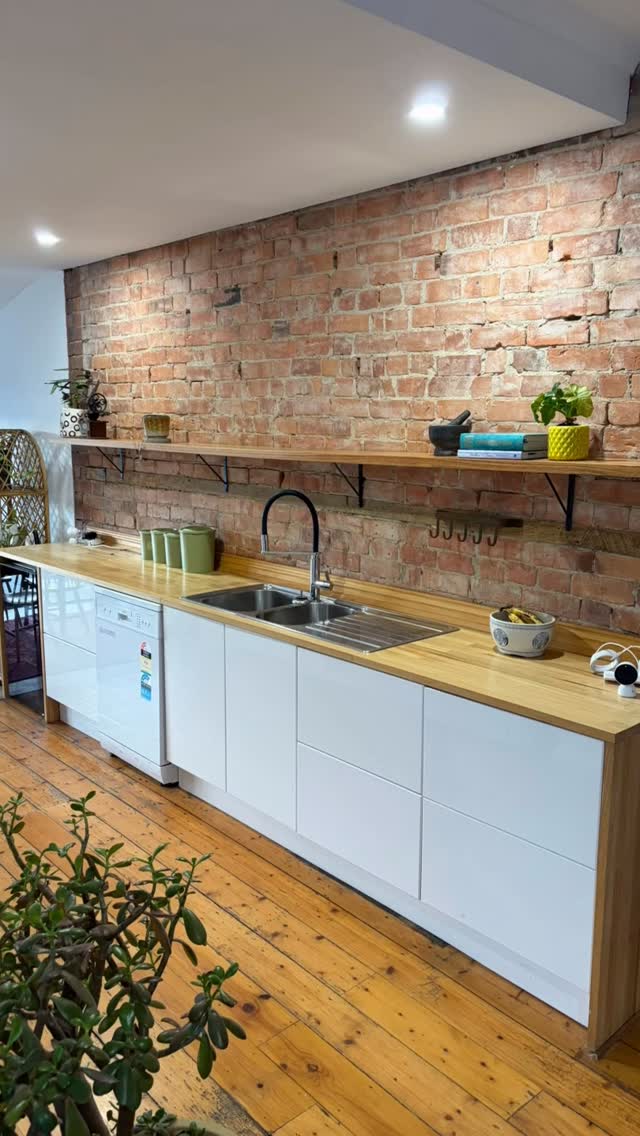 Some pics of our recent install into this pre 1900s miners cottage here in Ballarat. A nice long kitchen shelf and study nook area fit in perfectly 👌
.
.
.
.
.
#interiordesign #bespoke #customfurniture #furnituredesign #bespokefurniture #furniture #homedecor #shelves #shelf #kitchen #study #studynook #ballarat #ballaratbusiness #ballaratsmallbusiness