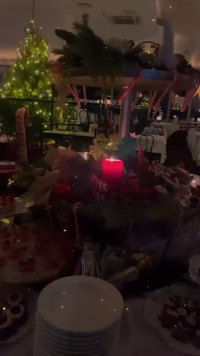 🎄✨ Låt oss fira den festliga julen med er!! Kom förbi och njut av en läcker julmiddag fylld med kärlek och glädje!🎅🍽️ #julbord #fest #glädje