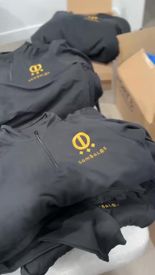 Monday deliveries 🚚✨ Our clients are geared up and ready to take on the winter season ❄️💪
#MondayDeliveries #WinterReady #WorkReady #HappyClients #QualityGear #WinterWork #PreparedForWinter #WorkLife #ReliableService #embroidery #customuniforms #graphicdesign #uniformesempresariales #embroiderydesigns