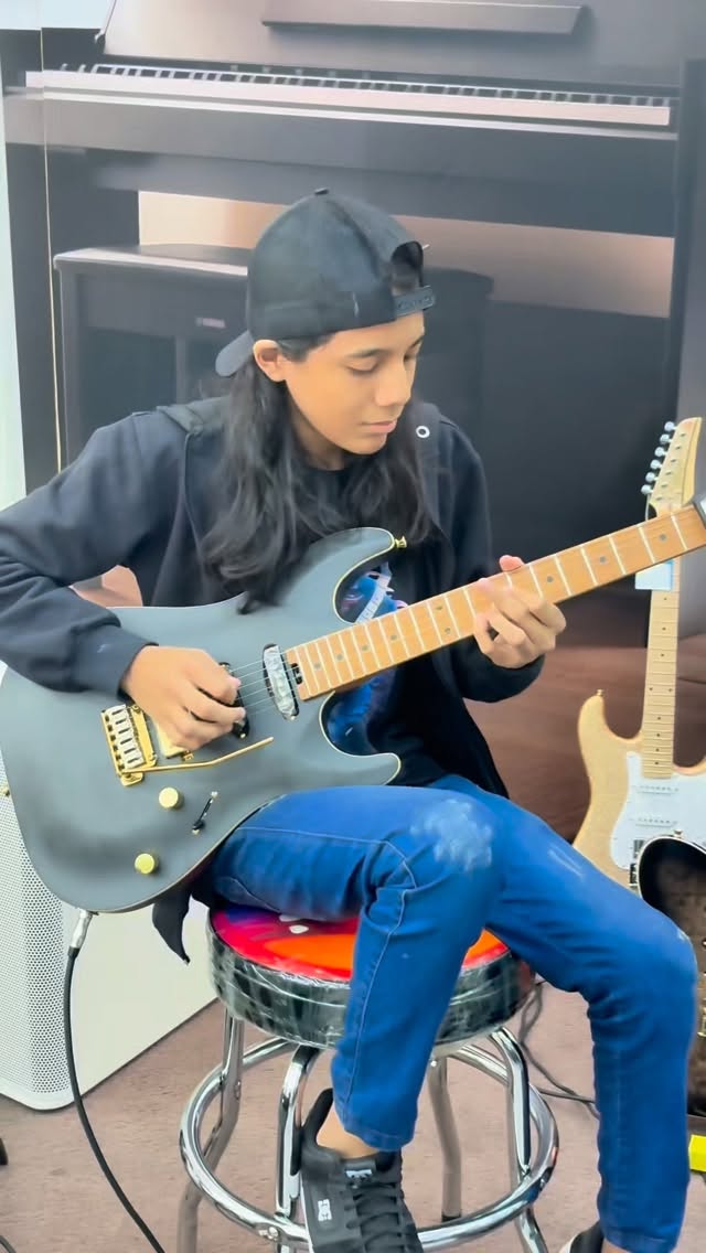 TBT DAY - Arielzinho fazendo a Seizi Angel Black Mist cantar! 🎸🔥
Solo marcante que fica ecoando na cabeça — que timbre, que presença!
A Angel Black Mist é puro destaque:
✨ Corpo leve e confortável
🎼 Captadores de alta performance pra brilho e definição
🎨 Acabamento Black Mist que hipnotiza no palco e no feed
⚡ Pegada moderna, pronta pra qualquer estilo
Quando junta talento + instrumento certo… o resultado é esse show! 😍
Quem aí curte essa máquina da Seizi?
Modelo ainda disponível, somente uma peça, corre pra garantir!! Vem Pra Carioca!!! 🔥🚀