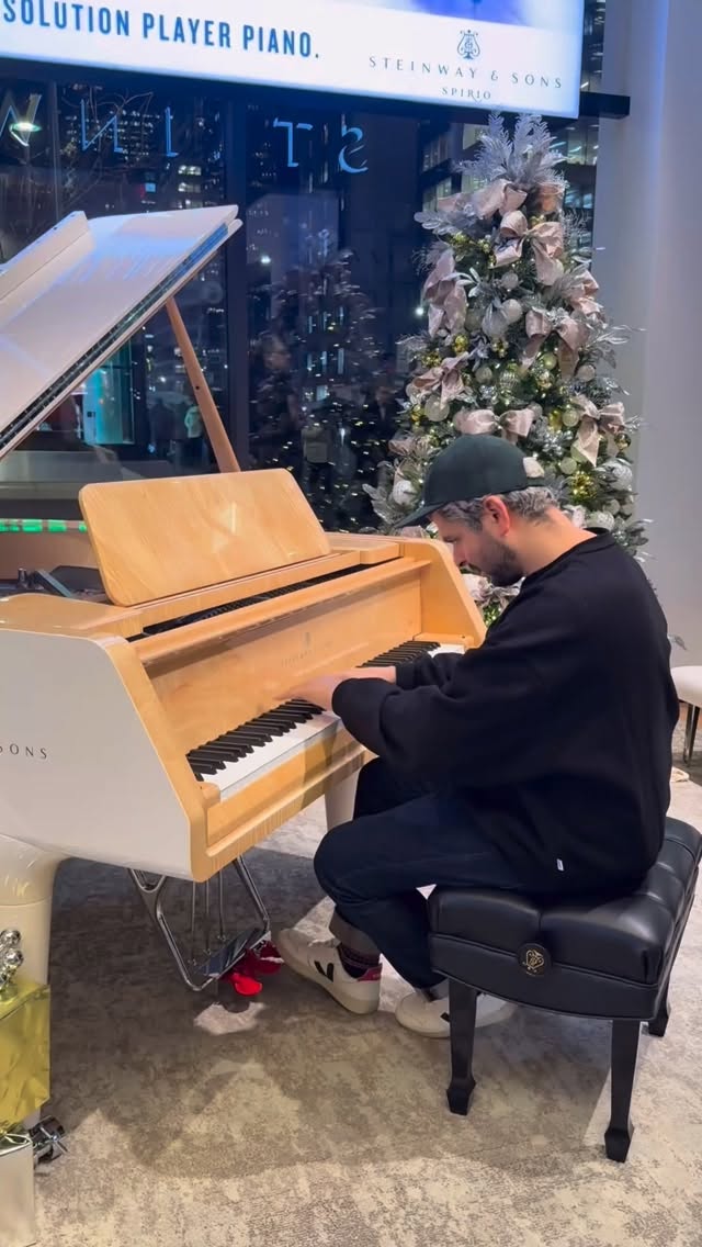 Esta Navidad quiero desearles unión, amor y puntos de encuentro.
Espacios comunes llenos de empatía, aceptación y del deseo genuino de avanzar juntos como sociedad, entendiendo que todos ocupamos un lugar importante y necesario en este mundo.
Hoy celebro con música latinoamericana, nuestra gran batería cultural, donde nuestro idioma, nuestro folklore y nuestra historia importan. No solo para celebrarnos, sino para invitar a otras culturas a conocernos, a encontrarse con quienes somos.
Libertad de la que abraza las diferencias, la que quiere pertenecer sin prejuicios y sin falsas “empatías”
Feliz Navidad a todos ✨✨
Que viva la música, el arte y la cultura latinoamericana. 🎄✨🎶
#FelizNavidad #MerryChristmas #🎄