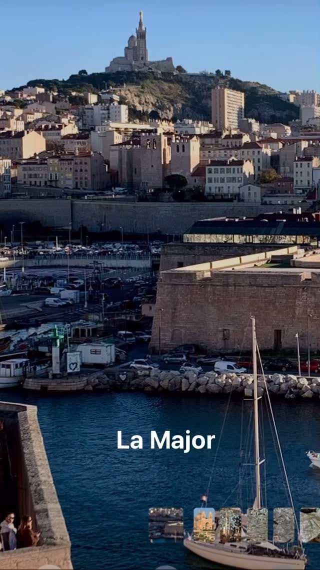 Petite virée à Marseille, l’occasion de découvrir la superbe exposition « lumières célestes » de Marcoville dans la cathédrale de la Major : une cohorte d’angelots flottant dans la nef, une palmeraie, une collection de vierges à l’enfant, une nuée de poissons et un matériau omniprésent : le verre… qui bien sûr magnifie la lumière fort à propos en cette période de fêtes de fin d’année 🌟
À voir !
A quick trip to Marseille offered the chance to discover Marcoville’s superb « Celestial Lights » exhibition in the Major Cathedral: a host of cherubs floating in the nave, a palm grove, a collection of Madonnas and Child, a sea of fish, and an omnipresent material: glass… which, of course, magnifies the light—a perfect addition to the holiday season 🌟
A must-see!
#marcoville
#lamajor
#marseille
#contemporaryart #provencealpescôtedazur