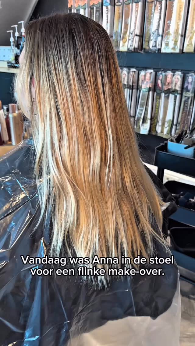 🚨EXTENSIONS GEHEIM: DIT ZIE JE NIET OVERAL🚨
Anna’s droom: van geel naar ice blonde! ❄️ Maar de echte les zit in de wefts. Heb jij wefts? Tel dan je ringetjes eens na!
Onze kwaliteit: Wij gebruiken 15+ ringetjes per baan (afhankelijk van de dikte van je haar en de breedte van je hoofd). Dit voorkomt uitzakken en lussen (iets wat je zult krijgen bij de ‘snelle’ salons met 10 of minder).
Bonus Tip: Wij naaien de ‘restjes’ haar netjes terug op de weft. Alles wat je betaalt zit ook écht in je haar!
Check de video om het perfecte eindresultaat te zien!
Prijs/Specs: Vanaf €490,- (120g, 60cm, all-in).
#WeftExtensions #Kleurcorrectie #BlondHaar #HaarWeetjes #ExtensionsTips #AshBlonde #Kapper #hairextensions #zoetermeer #hairgoals