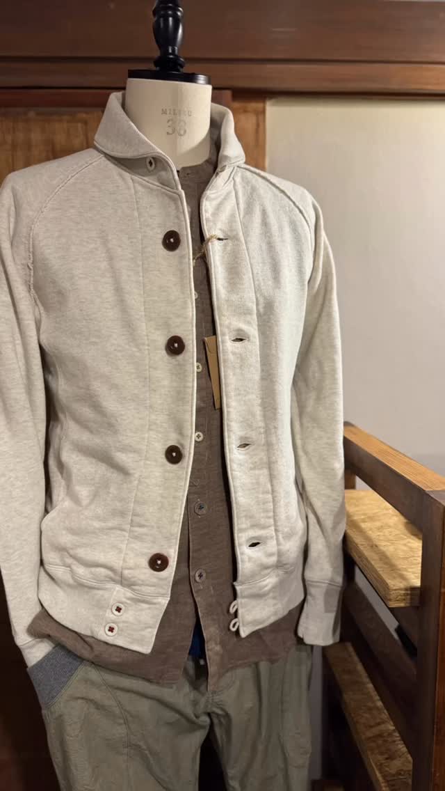The new products will be available in Hawaii starting in December.
MORI by Art+Flea
@mori_hawaii
The new products are listed below.
Band collar comfort shirt / Corduroy
Color : Mocha brown, Black
$190
Round collar cardigan / Fleece linning
Color : Oatmeal, Grey
$190
Don't miss it!!!
南葉山の
plus aloha cafe
@plusalohacafe
でも販売中!
#plusaloha #plusalohacafe