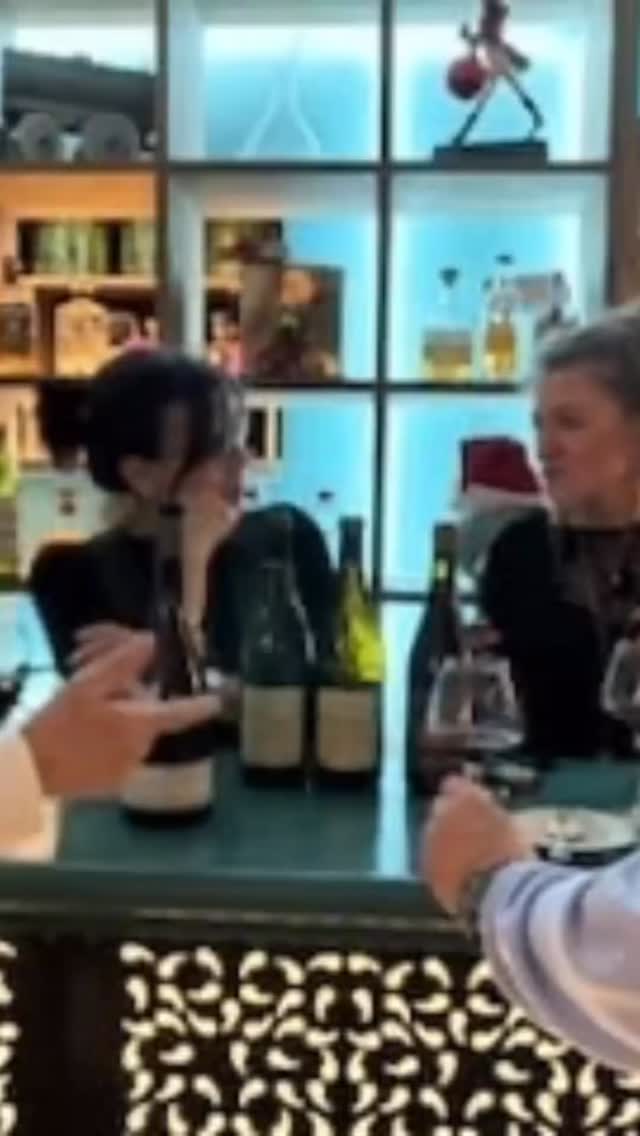 🥂il y a des soirs qui ne ressemblent à aucun autre.
Ceux où l’on ralentit, où l’on prend le temps pour soi.
Au Mas la Marchette, le réveillon du Nouvel An…
c’est la magie des Albères au crépuscule,
les lumières qui scintillent dans le silence de la nature.
🥂Champagne qui pétille.
🍽️ Saveurs qui réveillent les sens.
💃Rires, danse, musique.
💛 Convivialité, partage, émotions.
Le 31 décembre, venez vivre un moment hors du temps, gourmand, lumineux.
Un réveillon intime et chaleureux pour accueillir 2026 avec élégance… et le cœur léger. 🥂