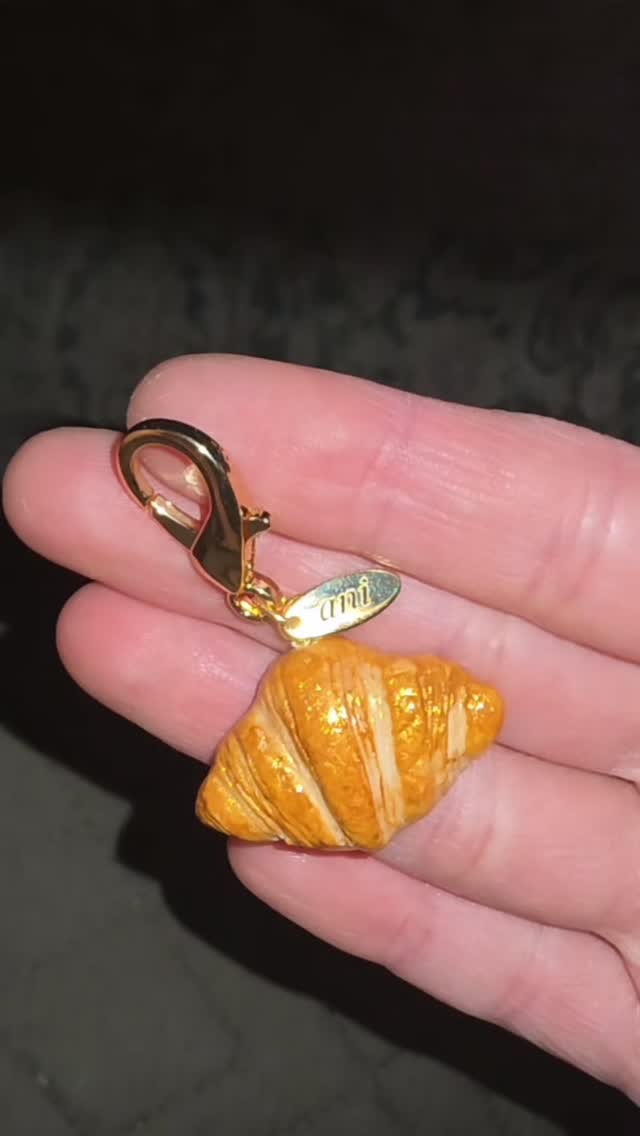 Custom wholesale clay croissant charms for @lamaisonanidubai 🥐🎨
#clayartist #croissantcharms #sculpey