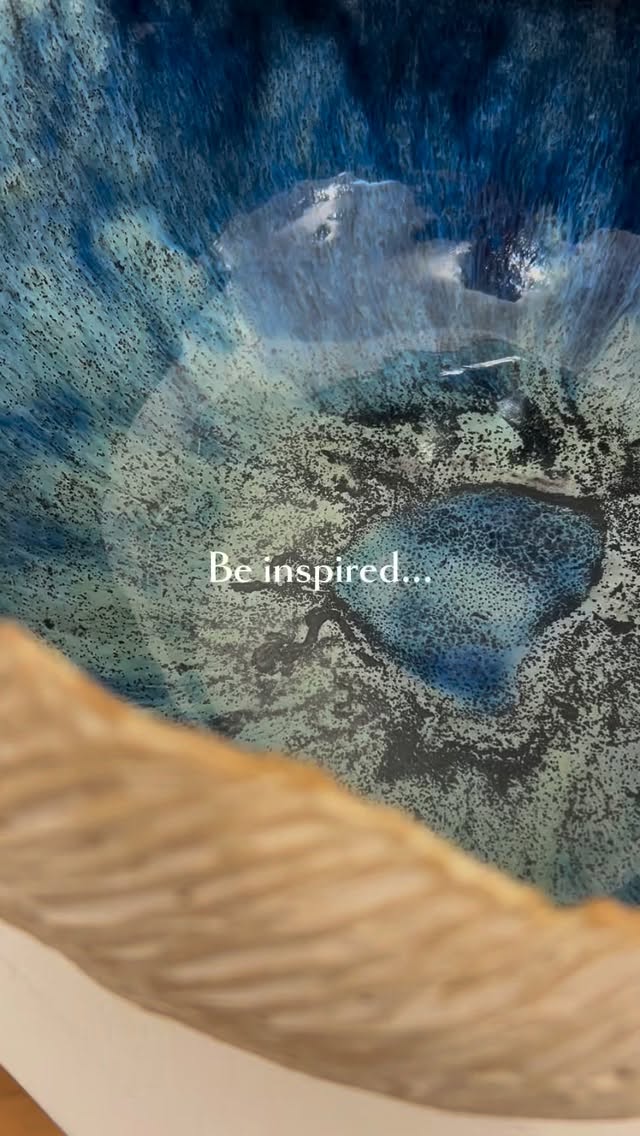 Open Studios final day:
Friday 5th Dec, 11am to 5pm.
We are so looking forward to welcoming you...
I shall be collaborating with the painter Kate Norman as we open up for Christmas.
Welcome along to enjoy a hot beverage, mince pies and brownies.
Have a look at our latest artworks and buy gifts for Christmas.
Where:
2 The Heath, Chaldon. CR3 5DG
You may need to park in Roffes lane.
#clay #painting🎨 #ceramicart #artcollab #stoneware