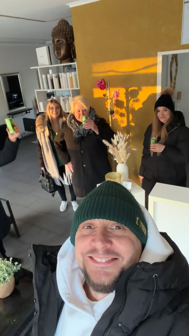 Weihnachtsfeier an der Schlachte 🎄
Lichter, Glühwein, gute Gespräche und ein Team, das nicht nur im Salon zusammenhält.
Danke an jede einzelne Person – ohne euch wäre das hier nur ein Raum mit Spiegeln.
So darf das Jahr gern ausklingen. ✨
#weihnachtsfeier
#schlachtebremen
#bremen
#salonleben
#friseurteam
#barbierlife
#teamliebe
#handwerkmitstil
#salonvibes
#barbierundbeauty
#friseurbremen
#jahresabschluss
#workhardpartyhard
#gemeinsamistbesser