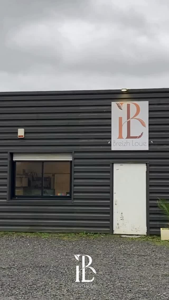 Changement de décor pour les bâtiments avec la création d’enseignes aux nouvelles couleurs de @breizhloue et @breizhloue__fleurs.
Les nouveaux panneaux ont été réalisés en recup’ avec le recyclage des anciennes enseignes.
Merci à 🌸 :
Ema @be.biche.communication pour la création des visuels
Matthieu @solutionsvisuelles pour l’impression de la grande enseigne
@imprimerieareaction pour l’impression des autocollants grand format
Alexandrine, Anthony et Arthur pour le travail de découpe, flocage et pose.
Un beau travail d’équipe 💪
#breizhloue