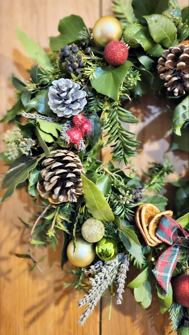 A Different Sort Of Art.
๐ฑ Big shout out to my lovely bestie (daughter-in-law) for treating my to a wreath making night with her at @chinabluetotnes last night.
๐ฑ The legendary @paulinesplants4u held the class and it was so enjoyable, with lots of laughs, help, mulled wine and mince pies along the way. If you've booked in with her this December you're in for a treat.