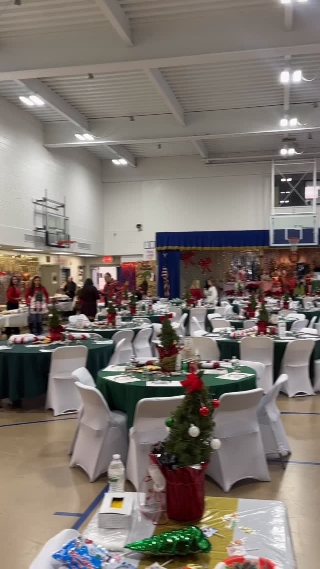 Had a great time at @dgkholycross for Sunday With Santa! The Slime booth was a success 🎅🎨