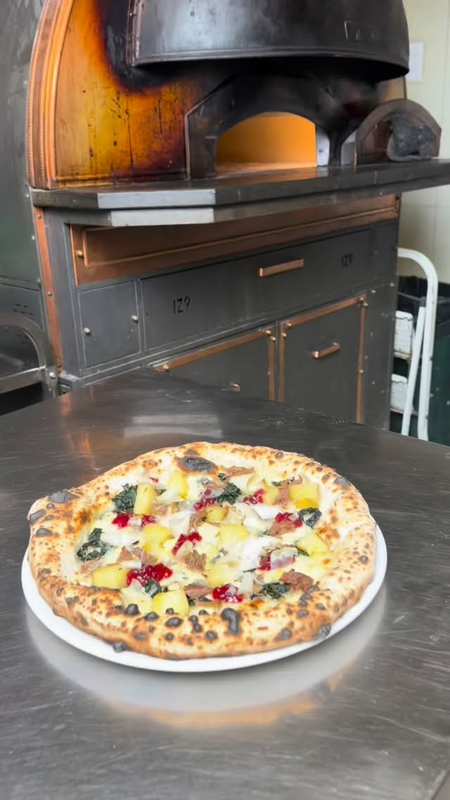 Gänseessen at Gazzo 🎅🎄🦆 Our Christmas special this year has home-made goose confit, Tuscan kale, potato confit, lingonberries and Comté 💫