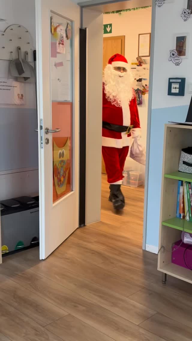 Heute hatten wir besonderen Besuch – der Nikolaus war da!🎅🏼✨
Die Kinder haben sich riesig gefreut und als Überraschung gab es leckere Mandarinen🍊 #kita #hamburg #nikolaus #weihnachten #weihnachtsmann #christmas #winter