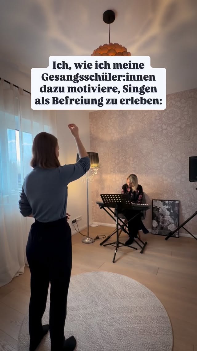 Renate, lass’ es raus! 😁🤭
Singen darf befreiend sein.
Es darf Gefühle in Bewegung bringen, das Herz öffnen, den Atem wieder fließen lassen.
Ich möchte meinen Schüler:innen zeigen, dass die Stimme nichts festhalten muss. Sie darf raus: Weich, laut, zart, voller Kraft.
Manchmal wird dabei ausgeatmet, was lange getragen wurde.
Und plötzlich wird es emotional- und genau dann bin ich in meinem Element 🤍
Gesang ist nicht nur Technik.
Gesang ist Loslassen, Erleichterung, ein Weg zurück zu sich selbst.
Gesangsmodel: @kathi_smutny 🫶🏼
Reelidee von @corycocoo geklaut (Ich hab‘ Tränen gelacht! 😂)
#singen #singenmachtglücklich #funny #fail #gesangsunterricht