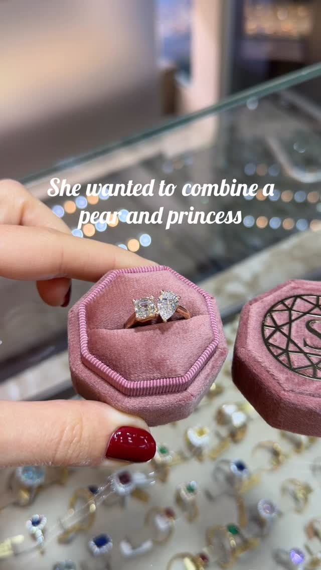 The teardrop shape represents uniqueness and elegance while the princess symbolises a bright, sharp love. Together they show a love that’s both timeless and extraordinary.
Would you choose this style as an engagement ring?
#verlovingsring #engagementring #toietmoi #pearshape #princessshape