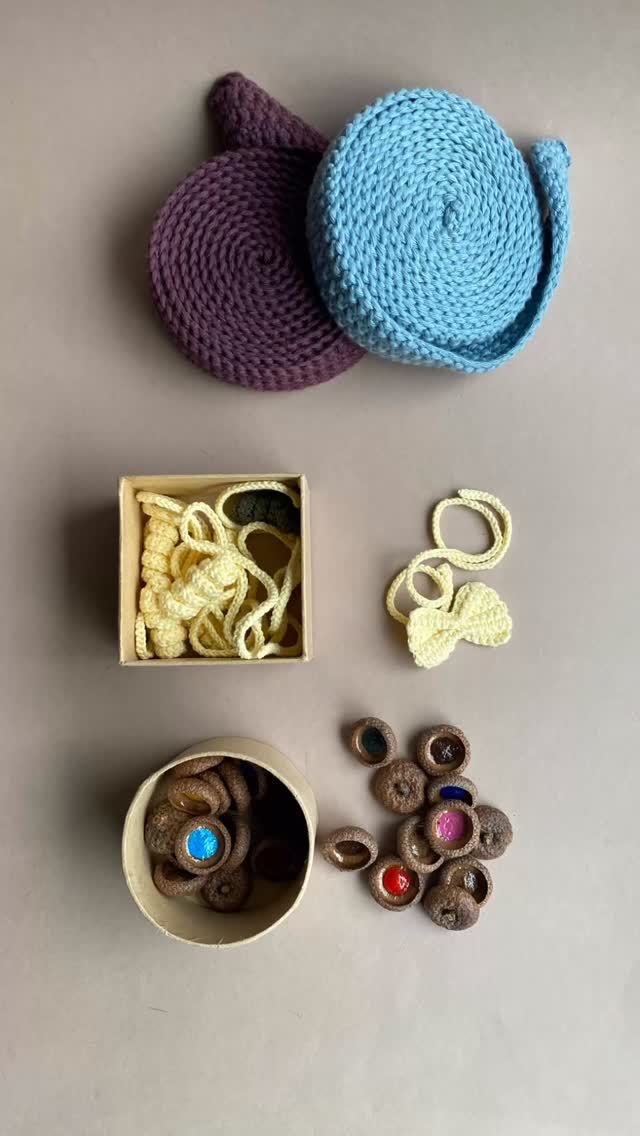 Was wäre, wenn Spielen nicht ablenkt – sondern stärkt?
Natürliche Materialien, einfache Formen, echte Erfahrungen.
Kinder brauchen keine lauten Spielsachen – sie brauchen Zeit, Raum und echtes Material
Ob Schneckenband, gehäkelte Spielnudeln oder Eichel-Memory:
Diese Spiele fördern Konzentration, Feinmotorik und Fantasie – ganz im eigenen Tempo.
Spielen darf leise sein. Und tief wirken.
#waldorfinspired #swisskids #meramanufaktur #onlineshopschweiz #freiesspiel