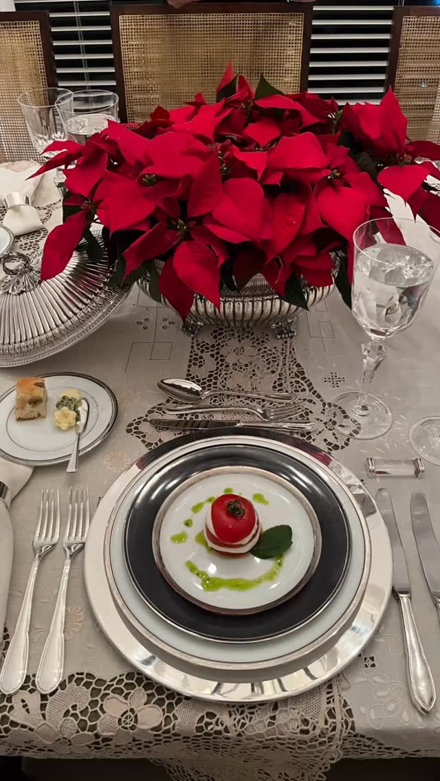 Uma mesa impecável começa com uma ceia à altura. Sabores clássicos, apresentação elegante e o cuidado de sempre. Sua noite merece este padrão.