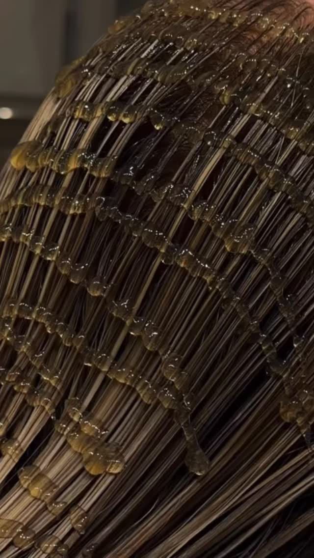 ❄️Winter isn’t about doing more. It’s about restoring. ❄️
Cold air, indoor heat, and heavy layers can leave your hair feeling dull and dry.
A glaze is the perfect winter reset, bringing back shine, softness, and tone without over-processing.
Think of it as a drink of water for your hair:
• Refreshes colour
• Adds mirror-like shine
• Smooths and softens
• Keeps your hair looking healthy through the colder months
Because winter self-care isn’t loud: it’s intentional.
✨ Reserve your winter refresh
🔗 Link in bio
📸 Creared by hair artist Serayla
#yqr #yqrhair #yqrhairstylist #yqrhairsalon